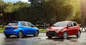 2018 Yaris SE and Yaris LE at a park.