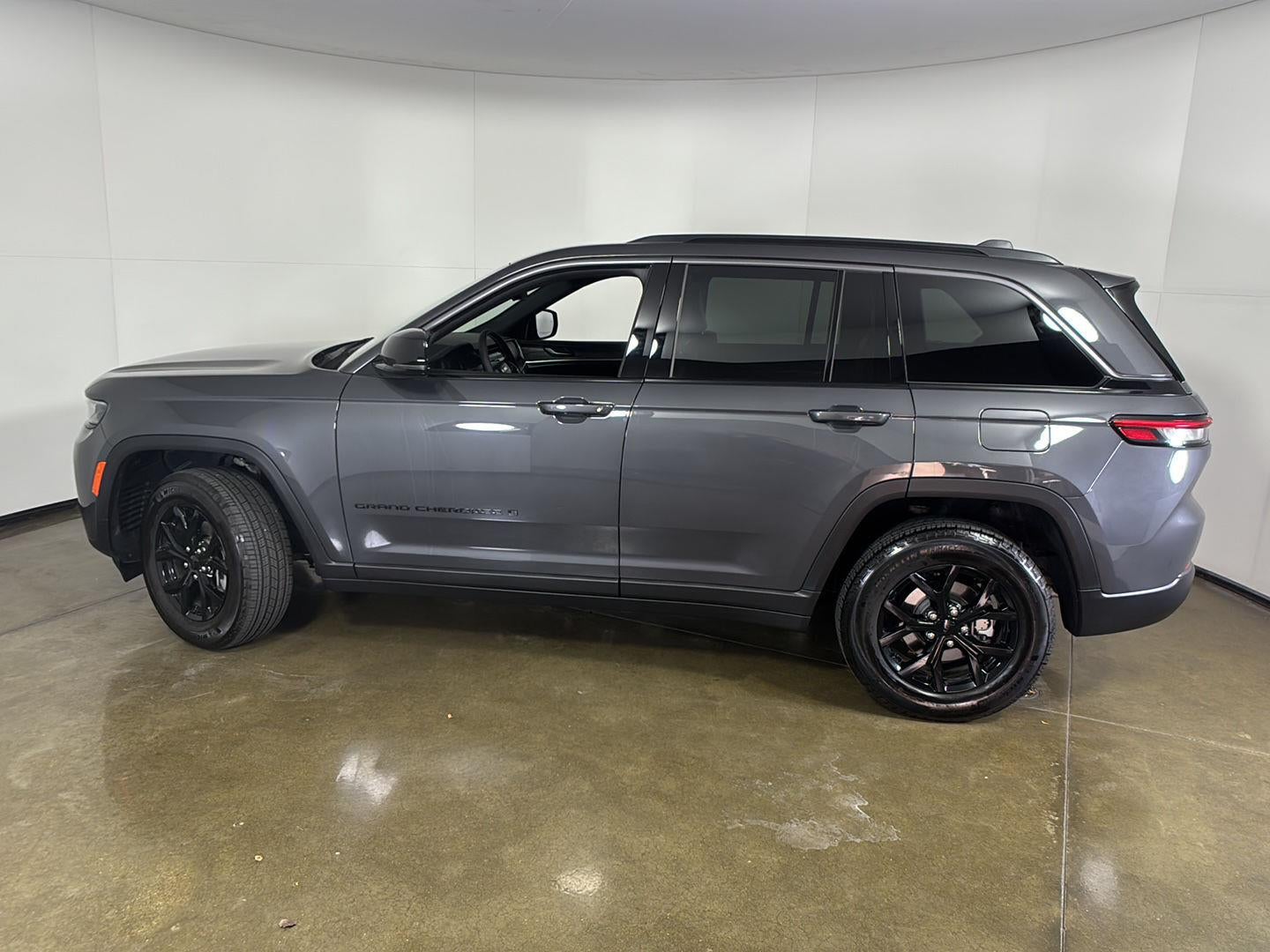 2026 Jeep Grand Cherokee Laredo Altitude
