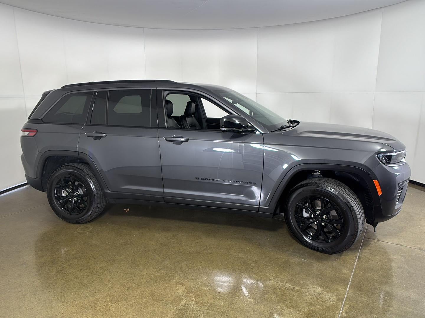 2026 Jeep Grand Cherokee Laredo Altitude