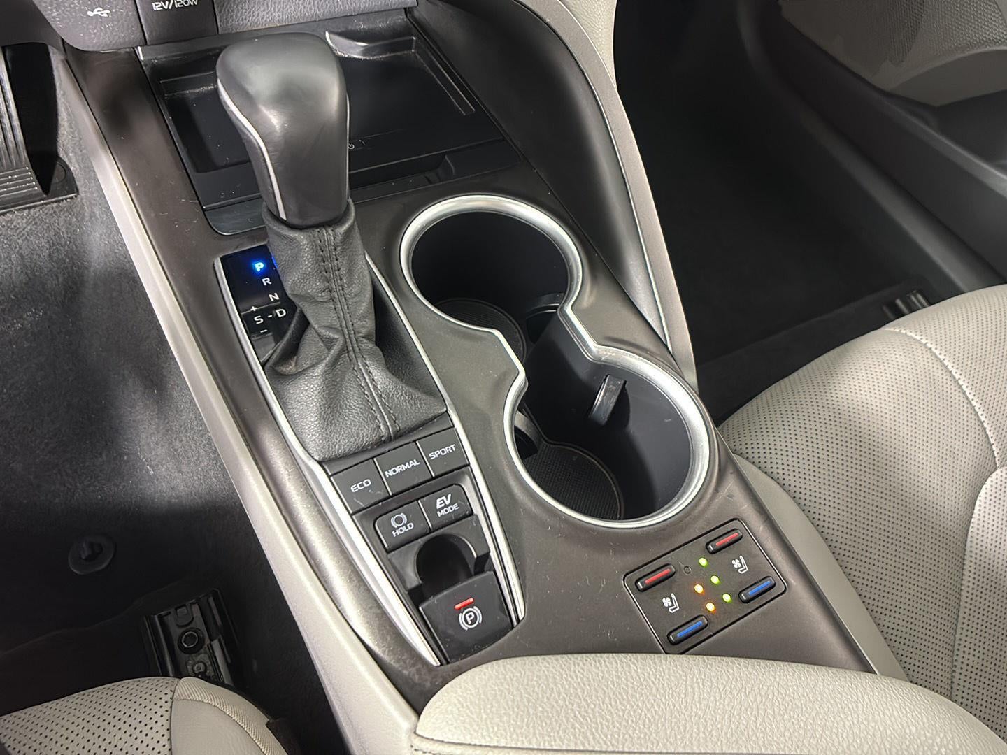 2022 Toyota Camry Hybrid XLE