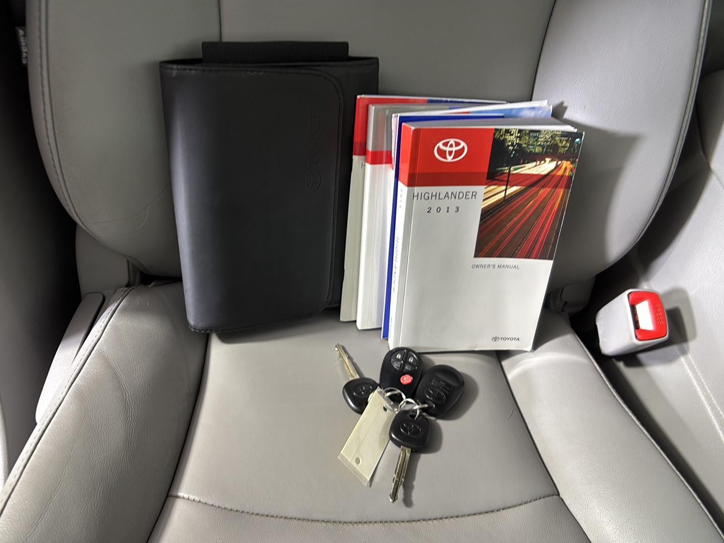 2013 Toyota HIGHLANDER Base