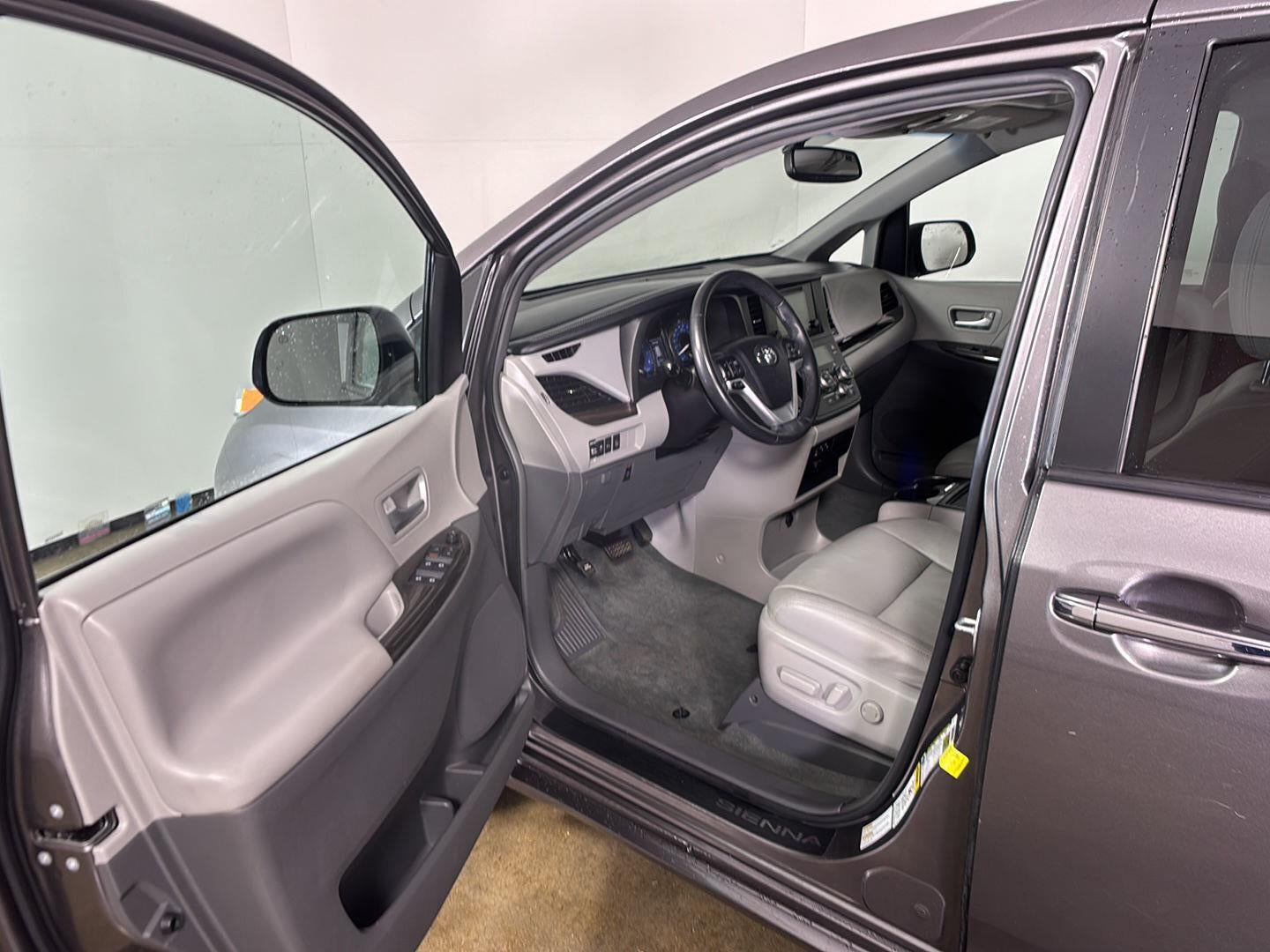 2017 Toyota Sienna XLE