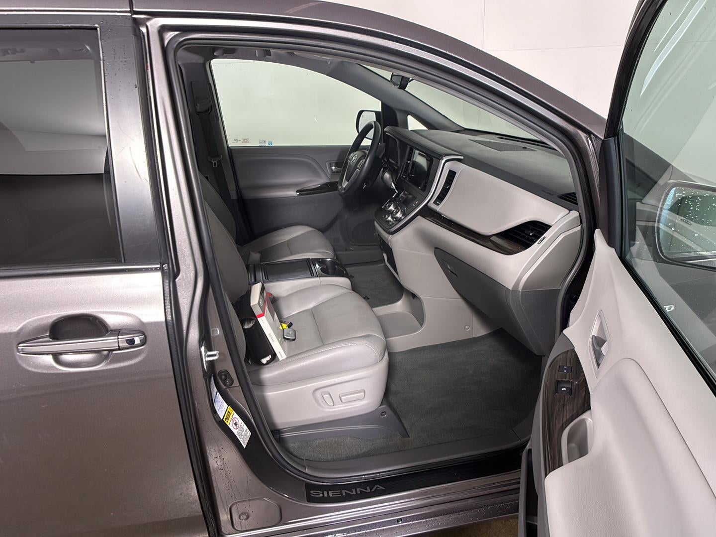 2017 Toyota Sienna XLE
