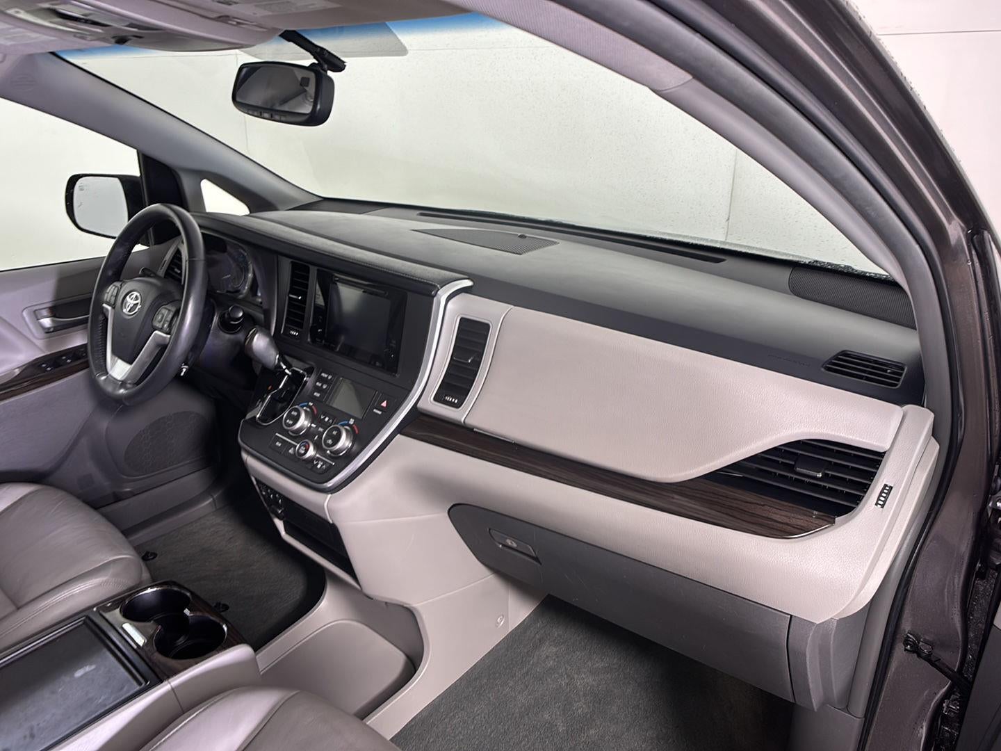 2017 Toyota Sienna XLE