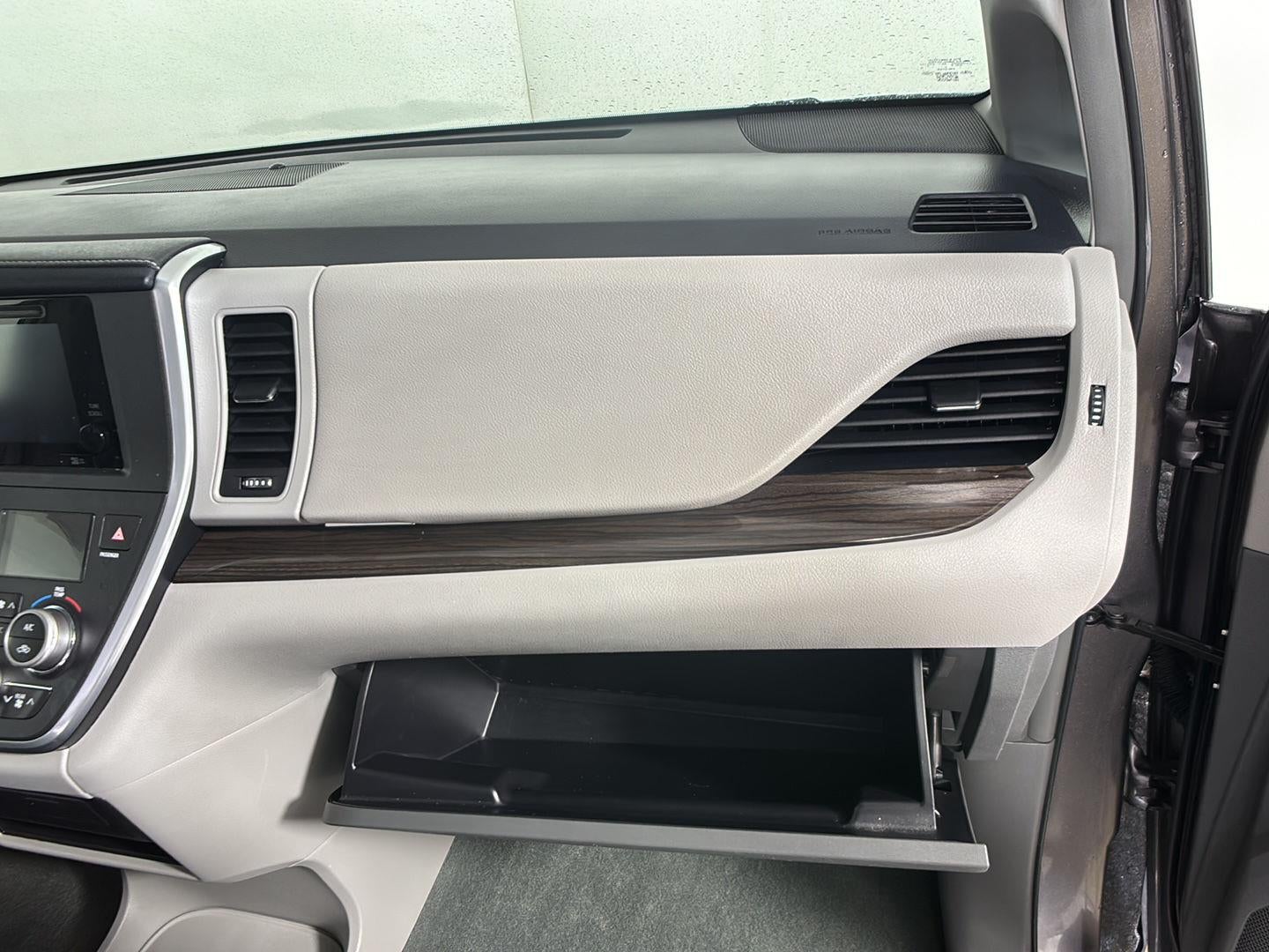 2017 Toyota Sienna XLE