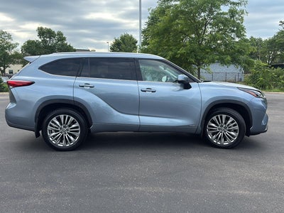 2023 Toyota Highlander Hybrid Platinum