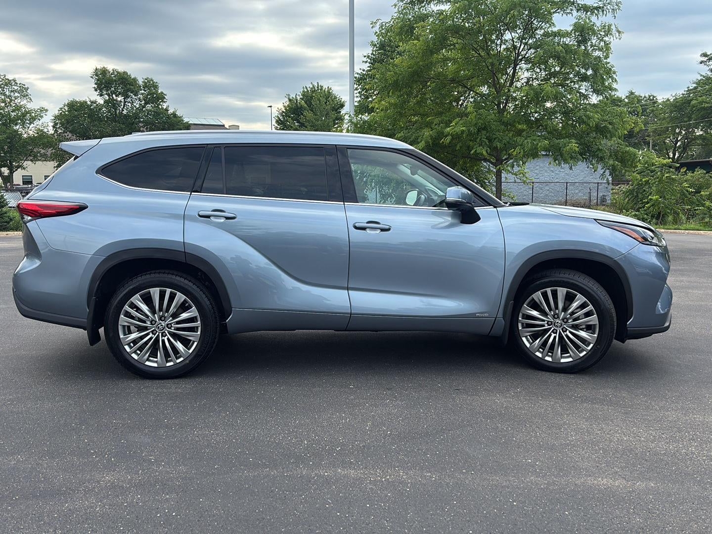 2023 Toyota Highlander Hybrid Platinum