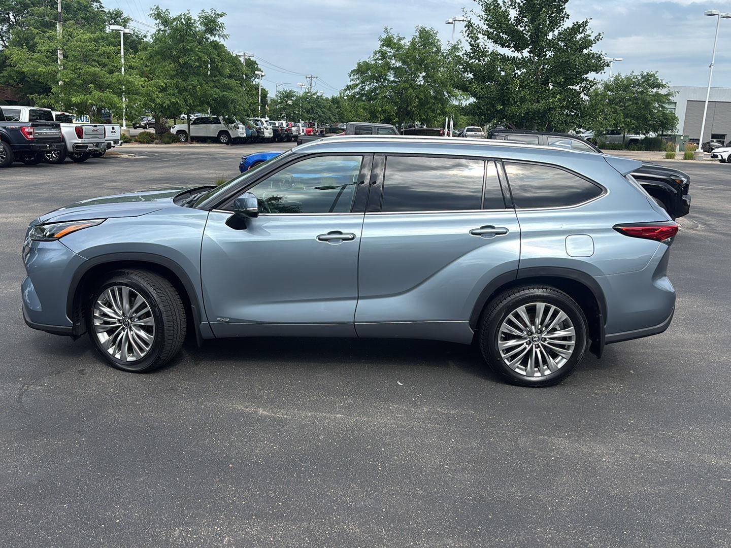 2023 Toyota Highlander Hybrid Platinum