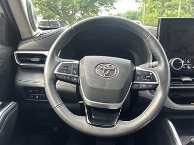 2023 Toyota Highlander Hybrid Platinum