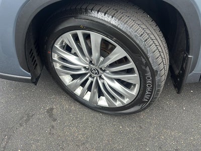 2023 Toyota Highlander Hybrid Platinum