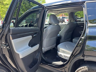 2026 Toyota Highlander Hybrid Platinum
