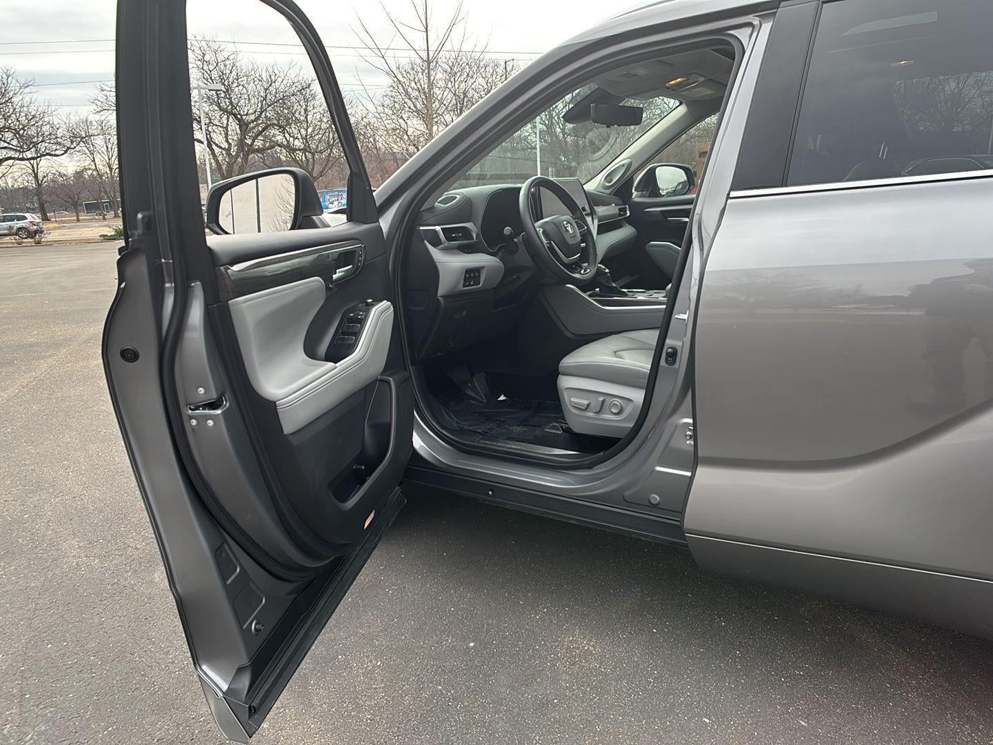 2025 Toyota Highlander Hybrid Platinum