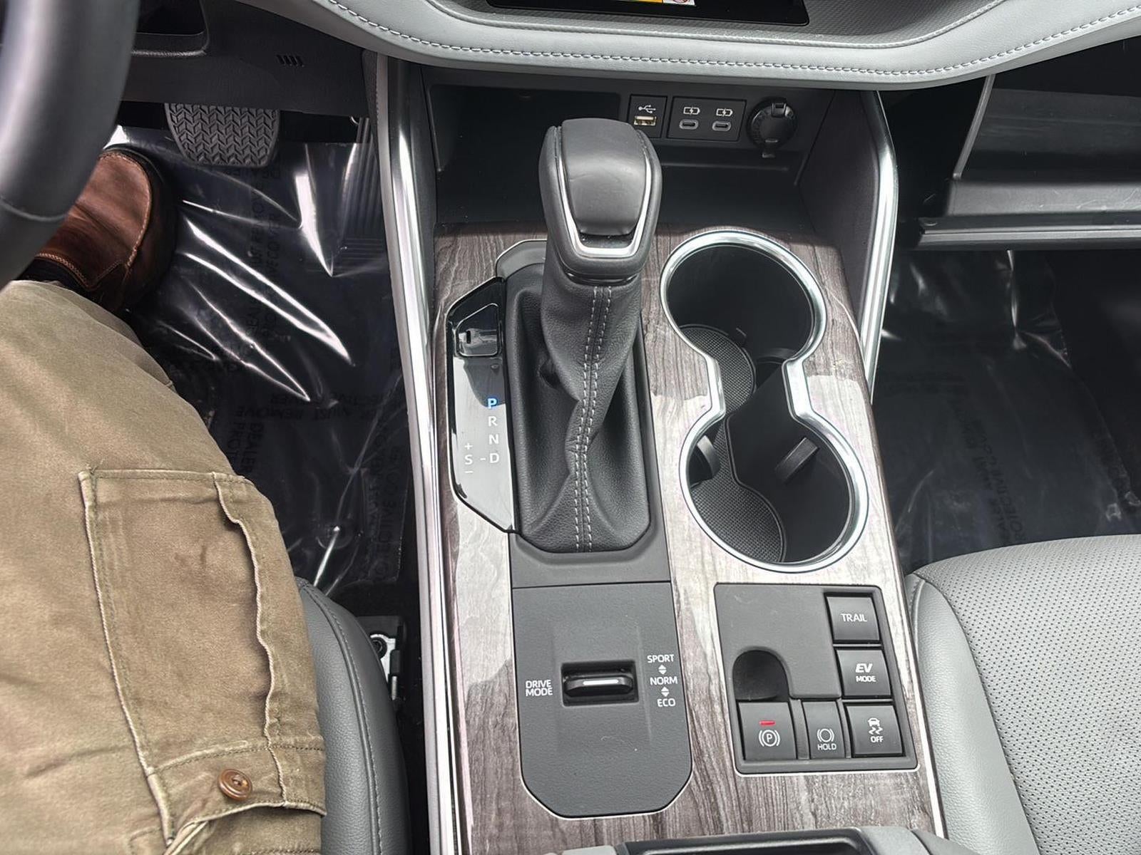 2025 Toyota Highlander Hybrid Platinum