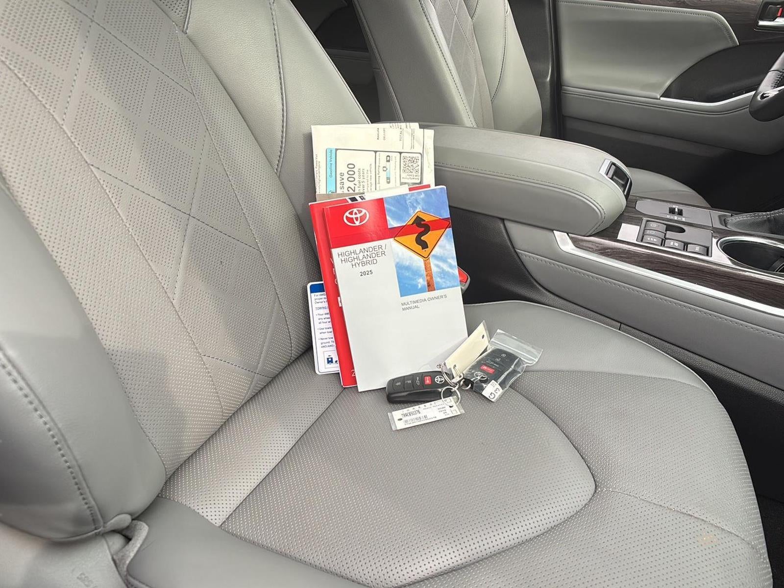 2025 Toyota Highlander Hybrid Platinum