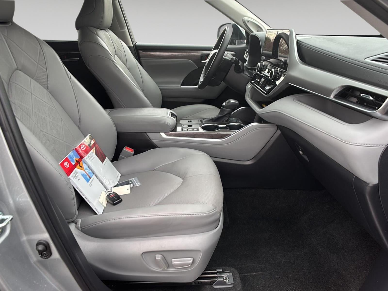 2025 Toyota Highlander Hybrid Platinum