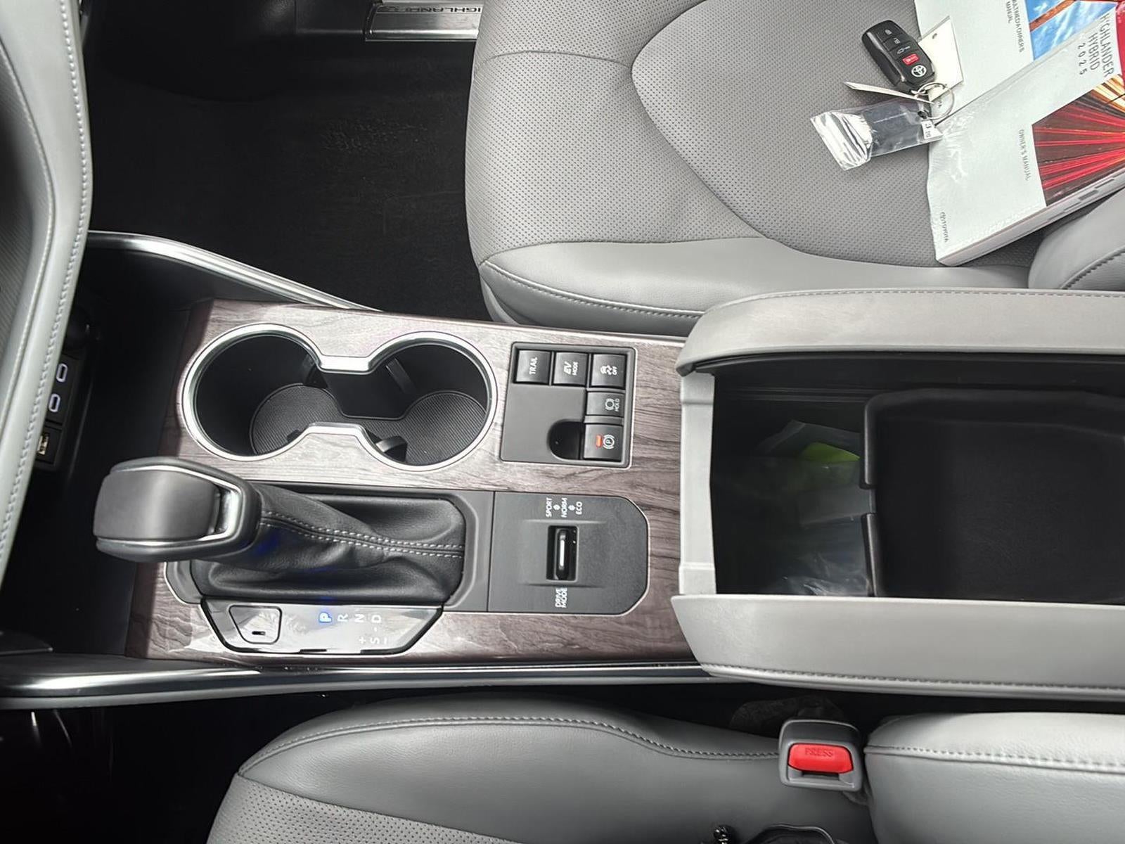 2025 Toyota Highlander Hybrid Platinum