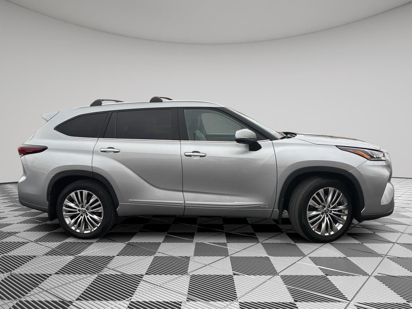 2025 Toyota Highlander Hybrid Platinum