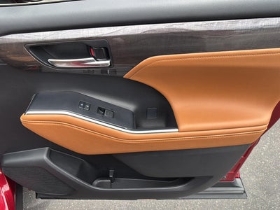 2023 Toyota Highlander Hybrid Platinum