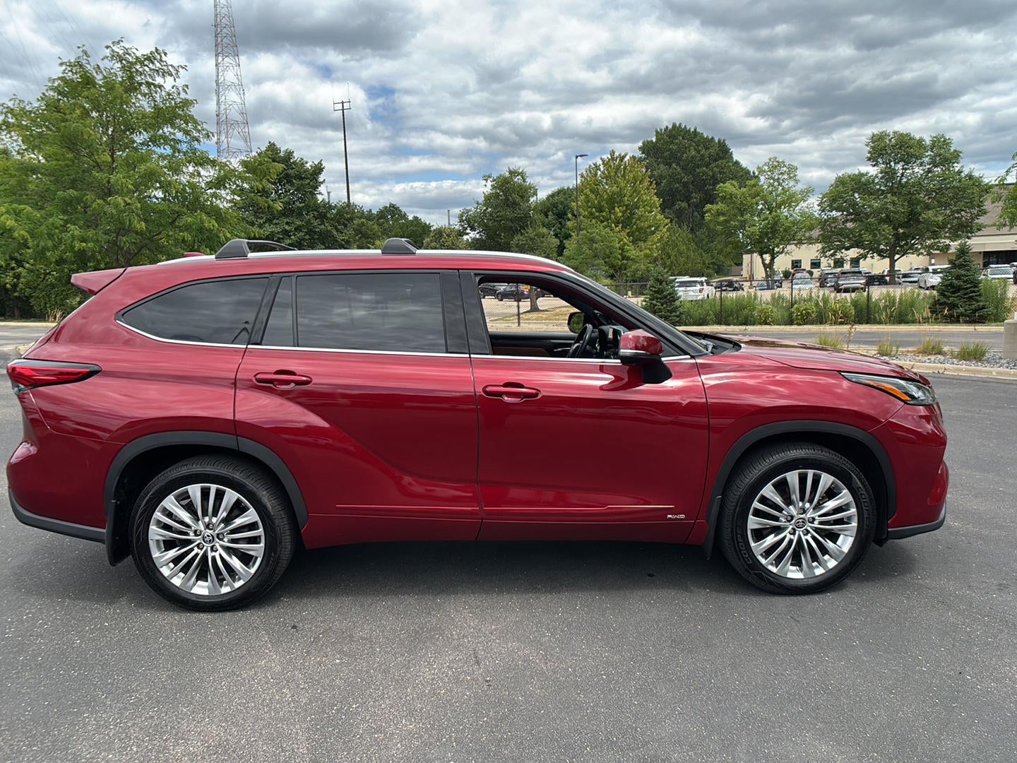2023 Toyota Highlander Hybrid Platinum