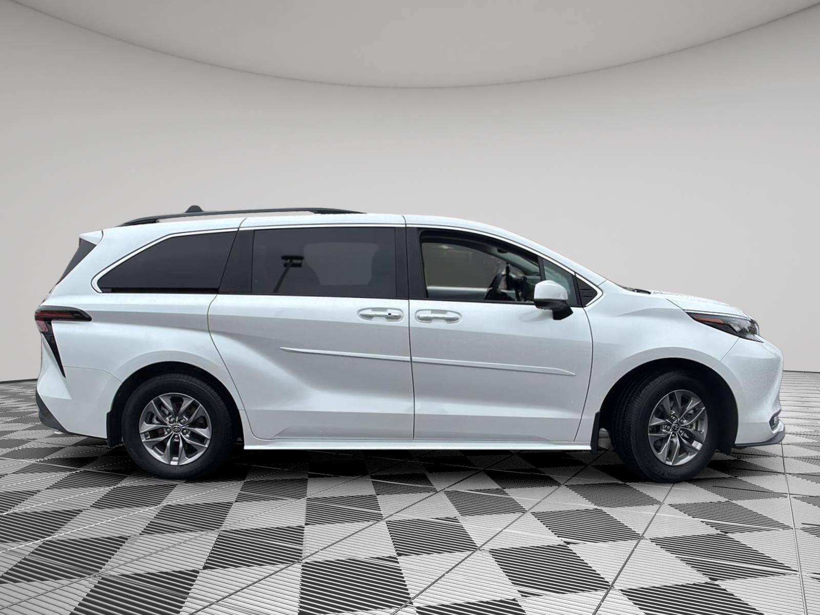 2025 Toyota Sienna XLE