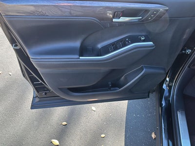 2025 Toyota Highlander Platinum