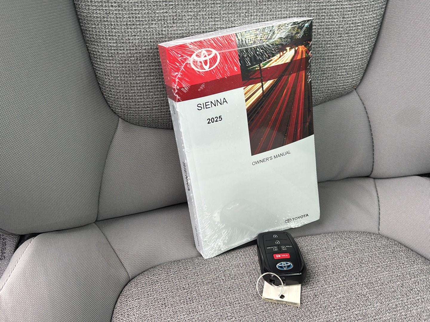 2025 Toyota Sienna LE
