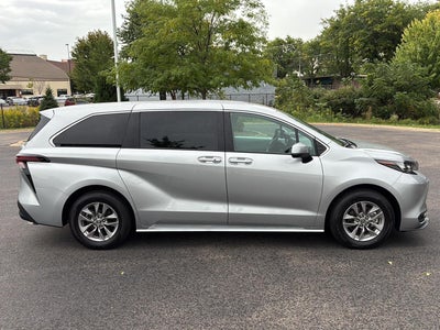 2025 Toyota Sienna LE