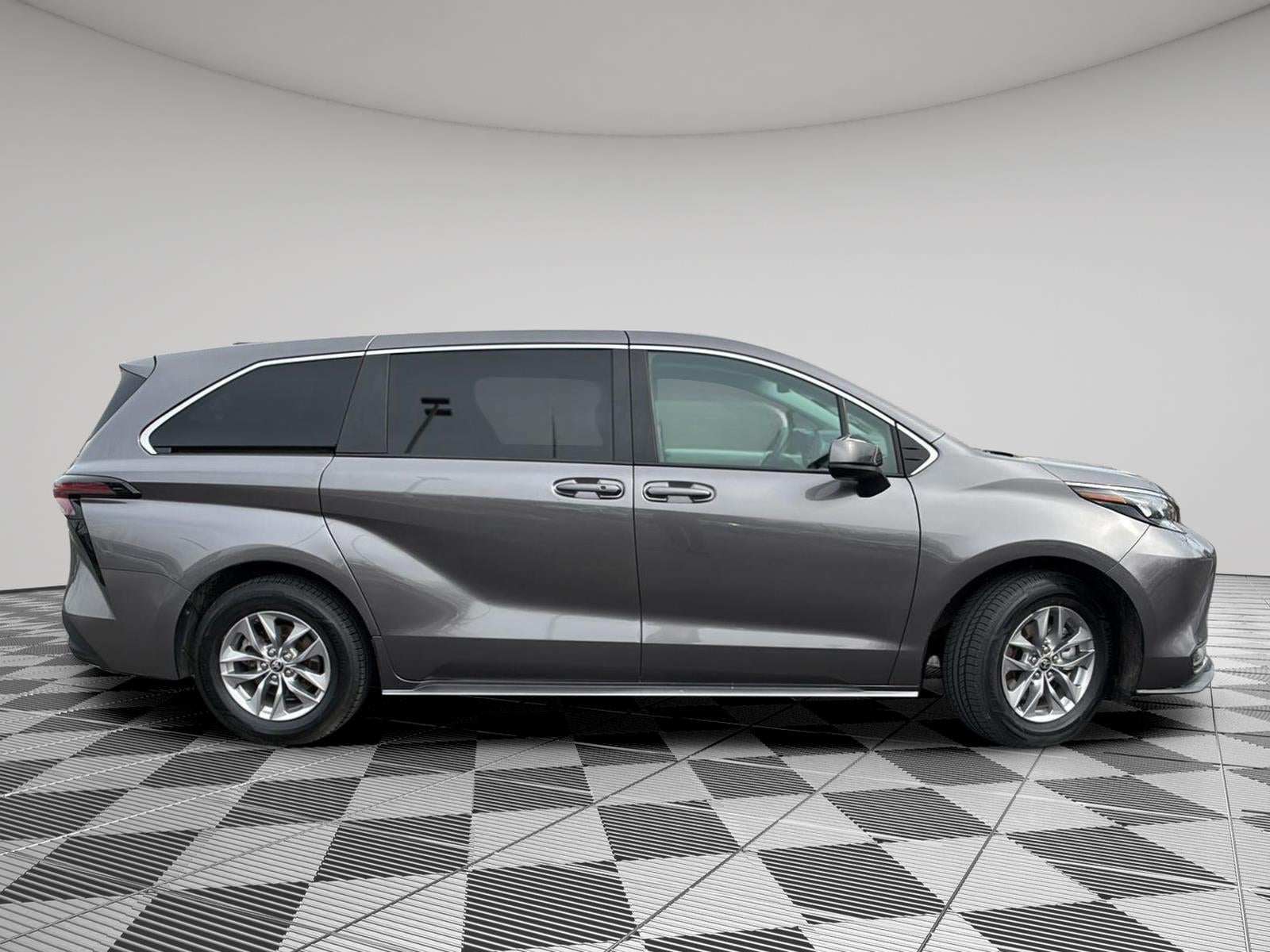 2024 Toyota Sienna LE 8-Passenger