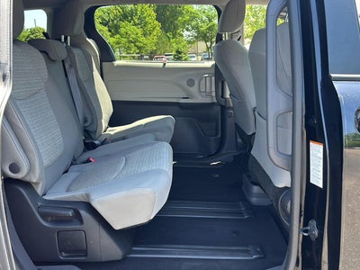 2022 Toyota Sienna LE