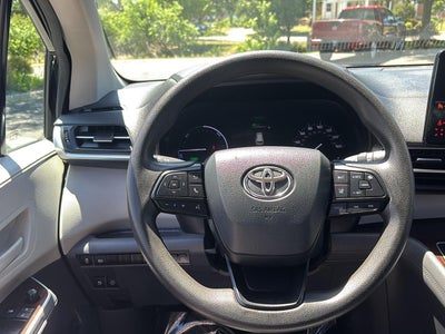 2022 Toyota Sienna LE