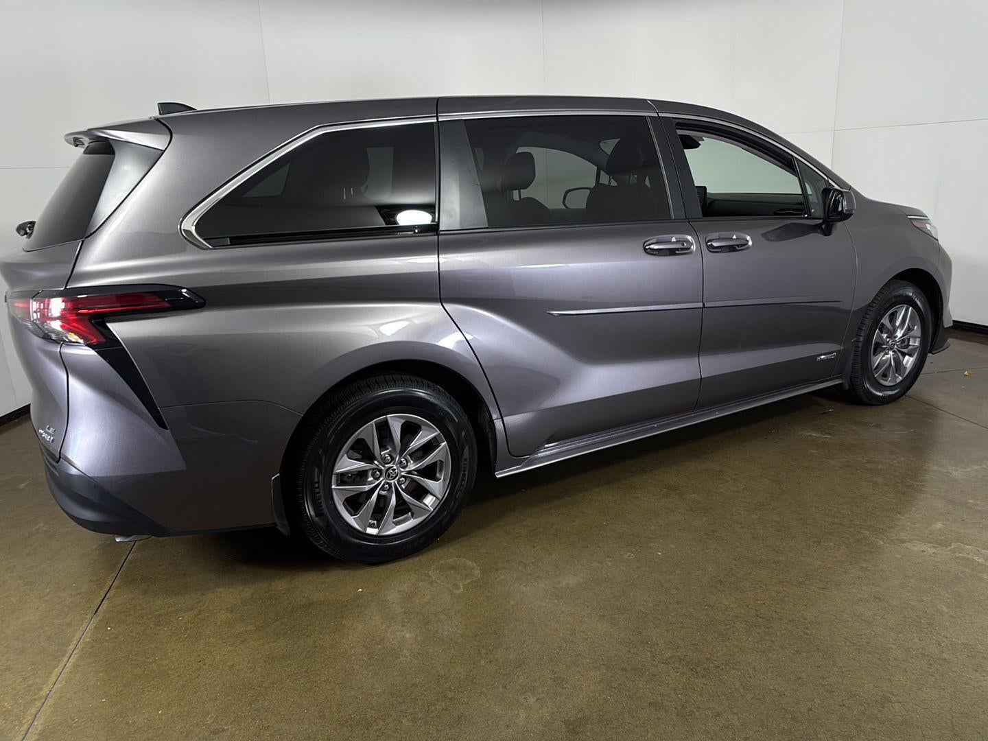 2021 Toyota Sienna LE
