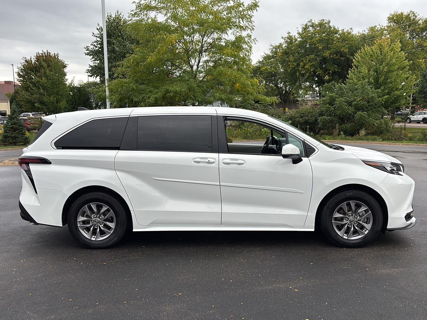 2024 Toyota Sienna LE