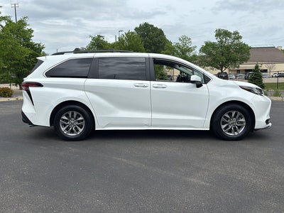 2022 Toyota Sienna LE