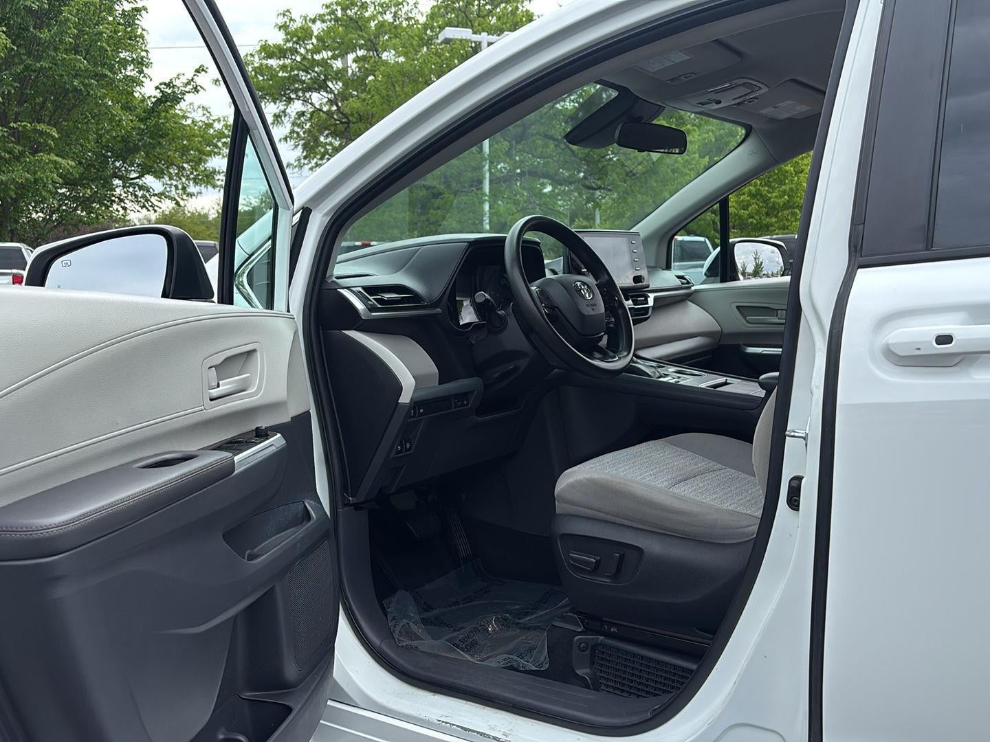 2022 Toyota Sienna LE
