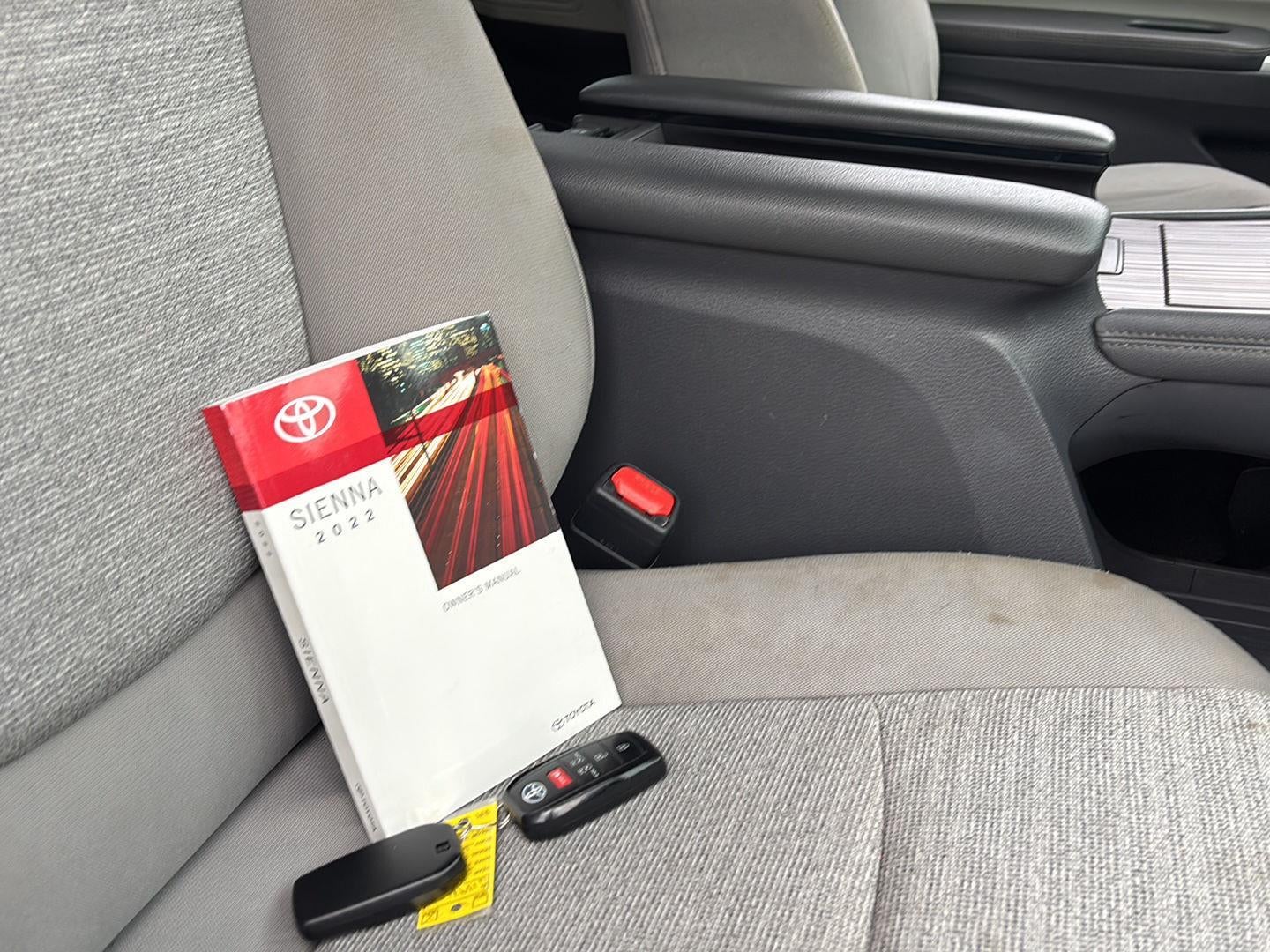 2022 Toyota Sienna LE