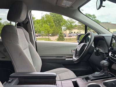 2022 Toyota Sienna LE