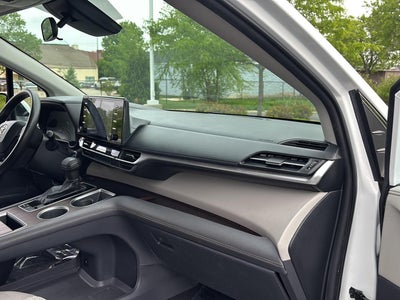 2022 Toyota Sienna LE