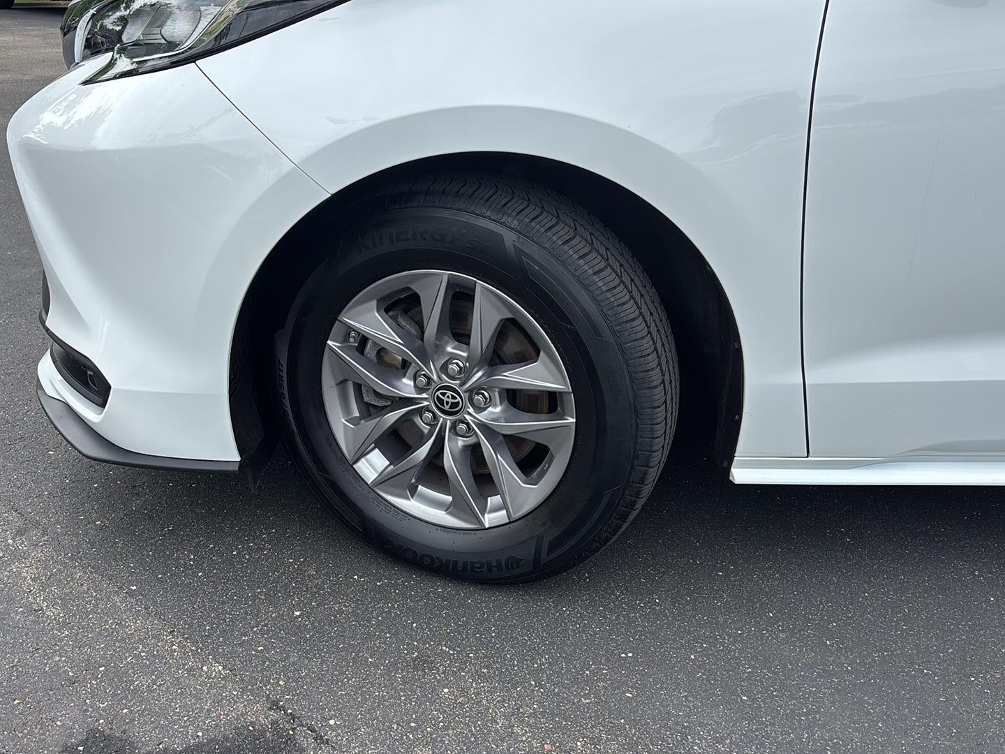 2022 Toyota Sienna LE