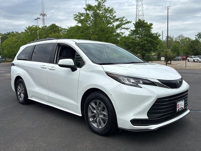 2022 Toyota Sienna LE