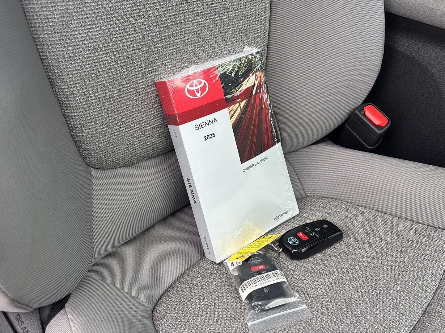 2025 Toyota Sienna LE