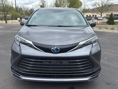 2025 Toyota Sienna LE