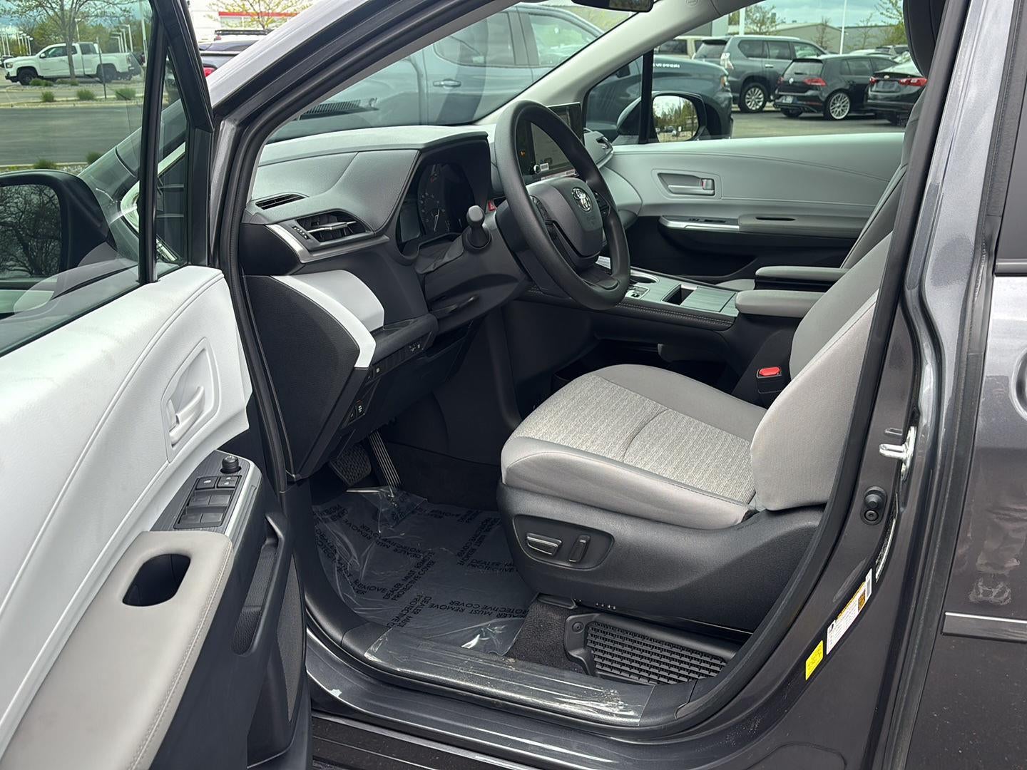 2025 Toyota Sienna LE