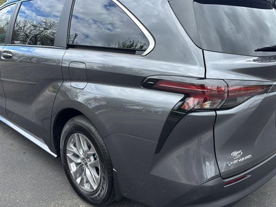 2025 Toyota Sienna LE