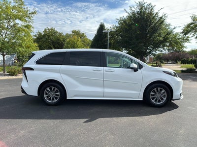 2024 Toyota Sienna LE
