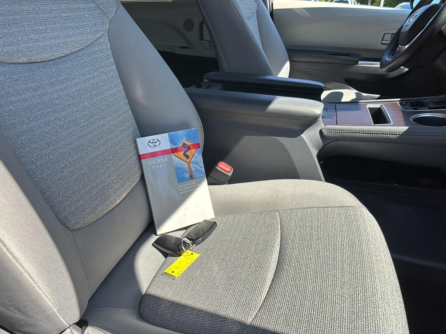 2021 Toyota SIENNA LE
