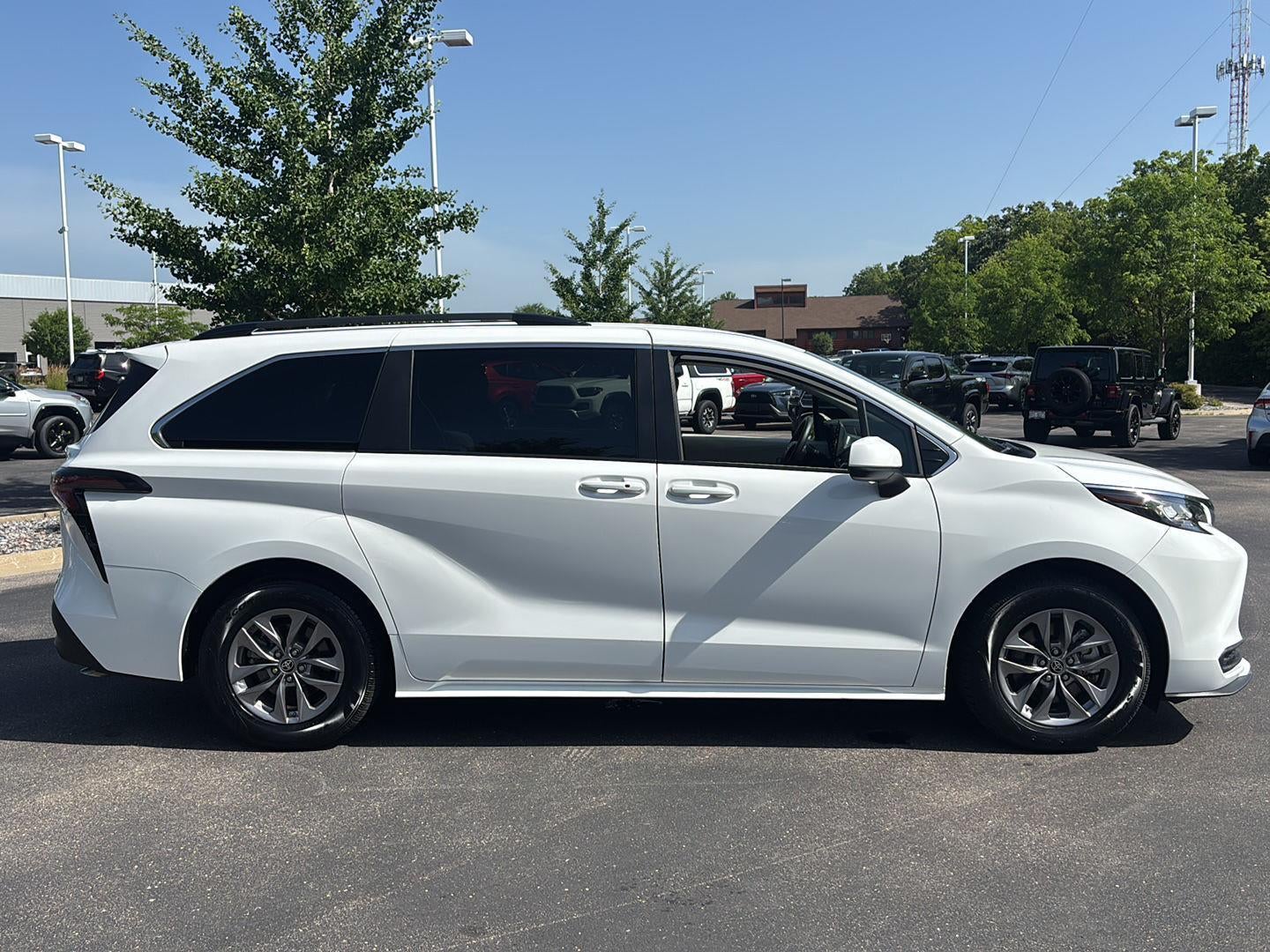 2023 Toyota Sienna LE