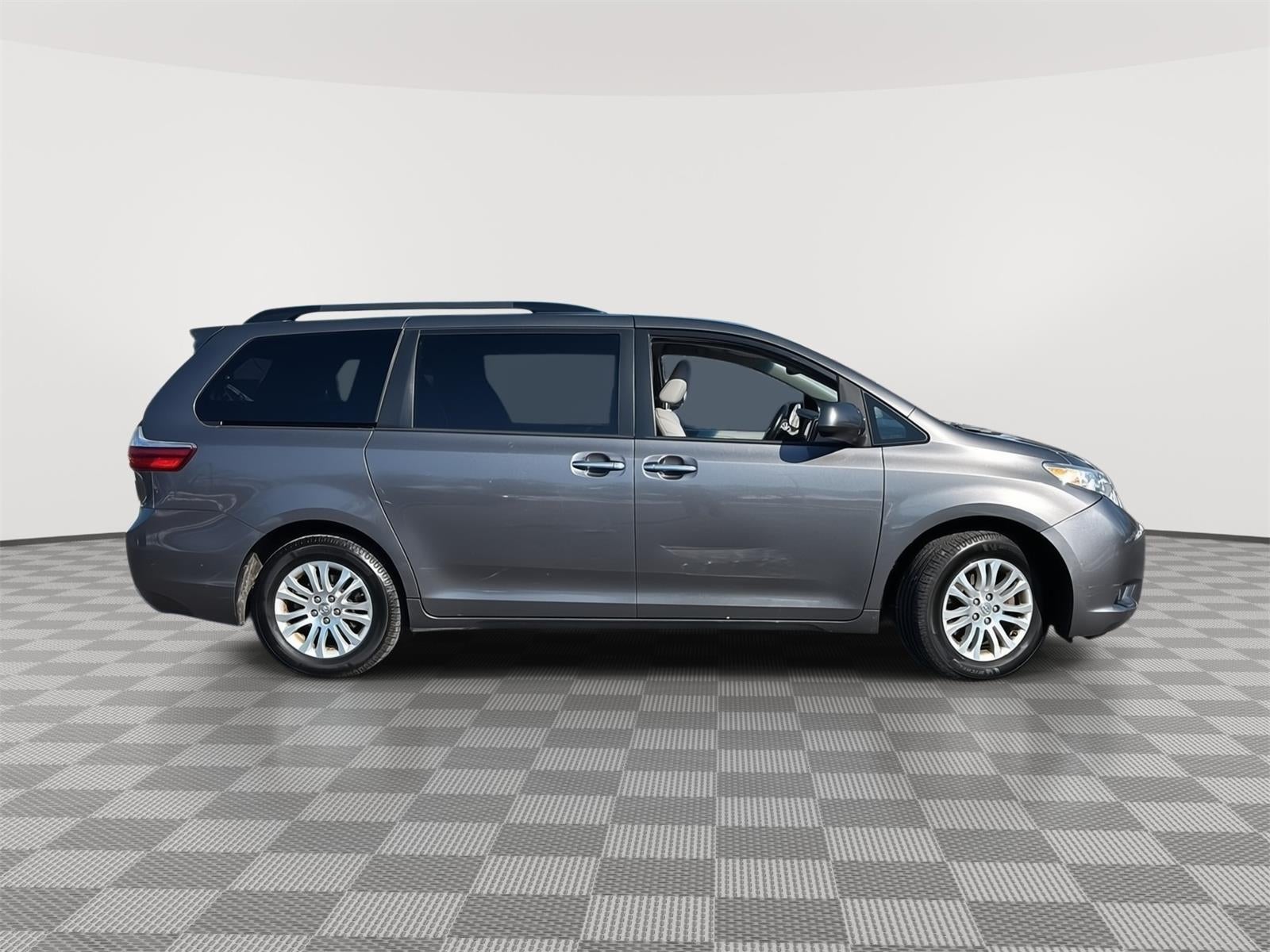 2017 Toyota Sienna XLE 8-Passenger