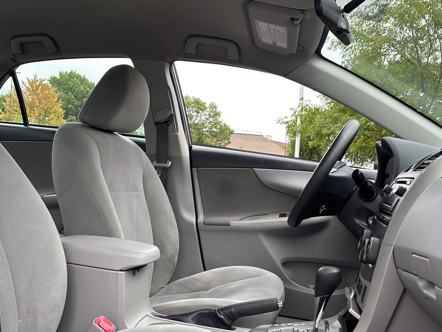 2012 Toyota Corolla 4dr Sdn Auto LE (Natl)