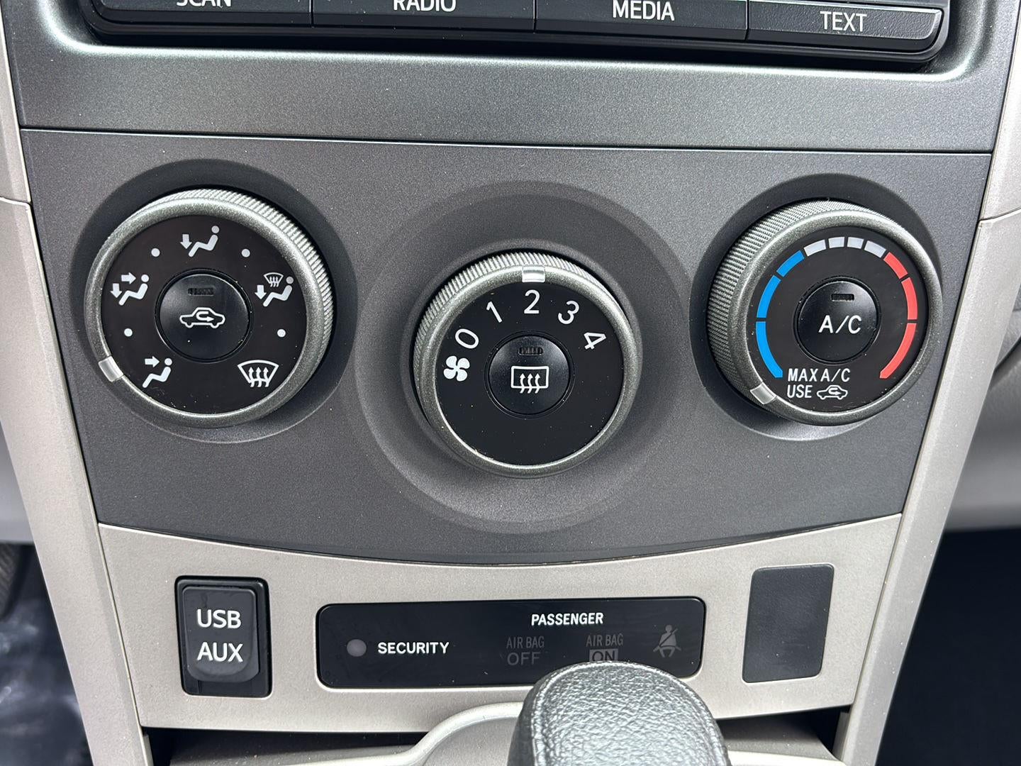 2012 Toyota Corolla 4dr Sdn Auto LE (Natl)
