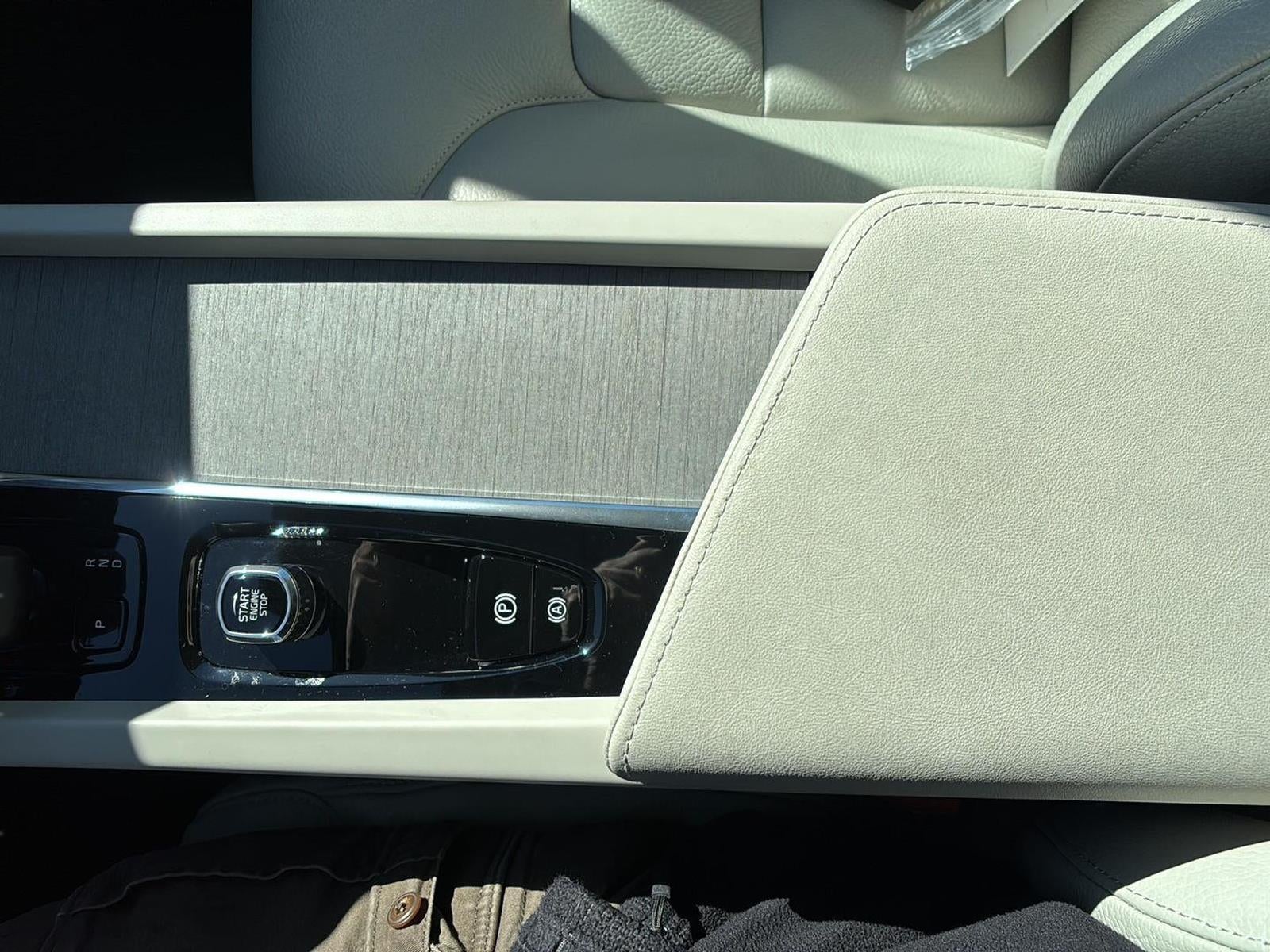 2024 Volvo S60 Plus Dark Theme